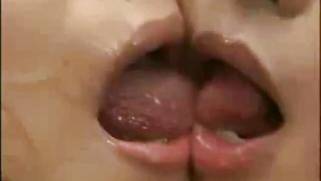 鶏の上に座っている間に喜びで鳴いているその雌犬は厚いです 女 用 エロ 動画