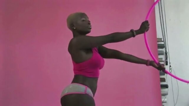 セクシーなメイドは、家を掃除するだけでなく、その所有者の脳でもありません せっくす 動画 女性 向け