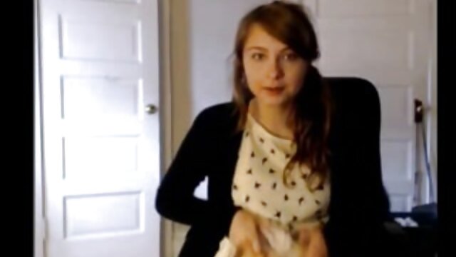 彼女の口の中でコックを持つ雌犬を詰めて、犯される 女性 用 の エロ 動画