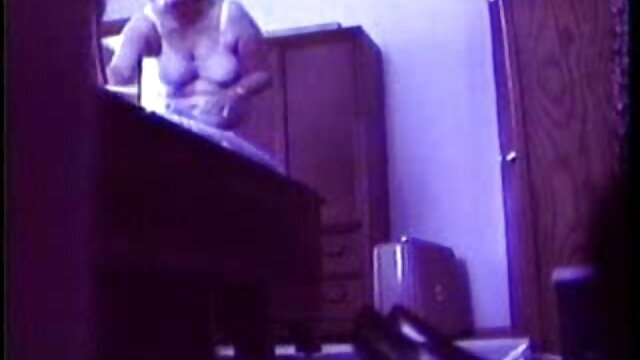 美しいブルネットの女の子fucksと彼女の恋人 えろ 動画 女性 用