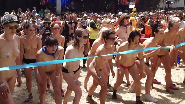 若いブロンドねじ込み彼女自身とともにバナナ 無料 女性 用 アダルト ビデオ
